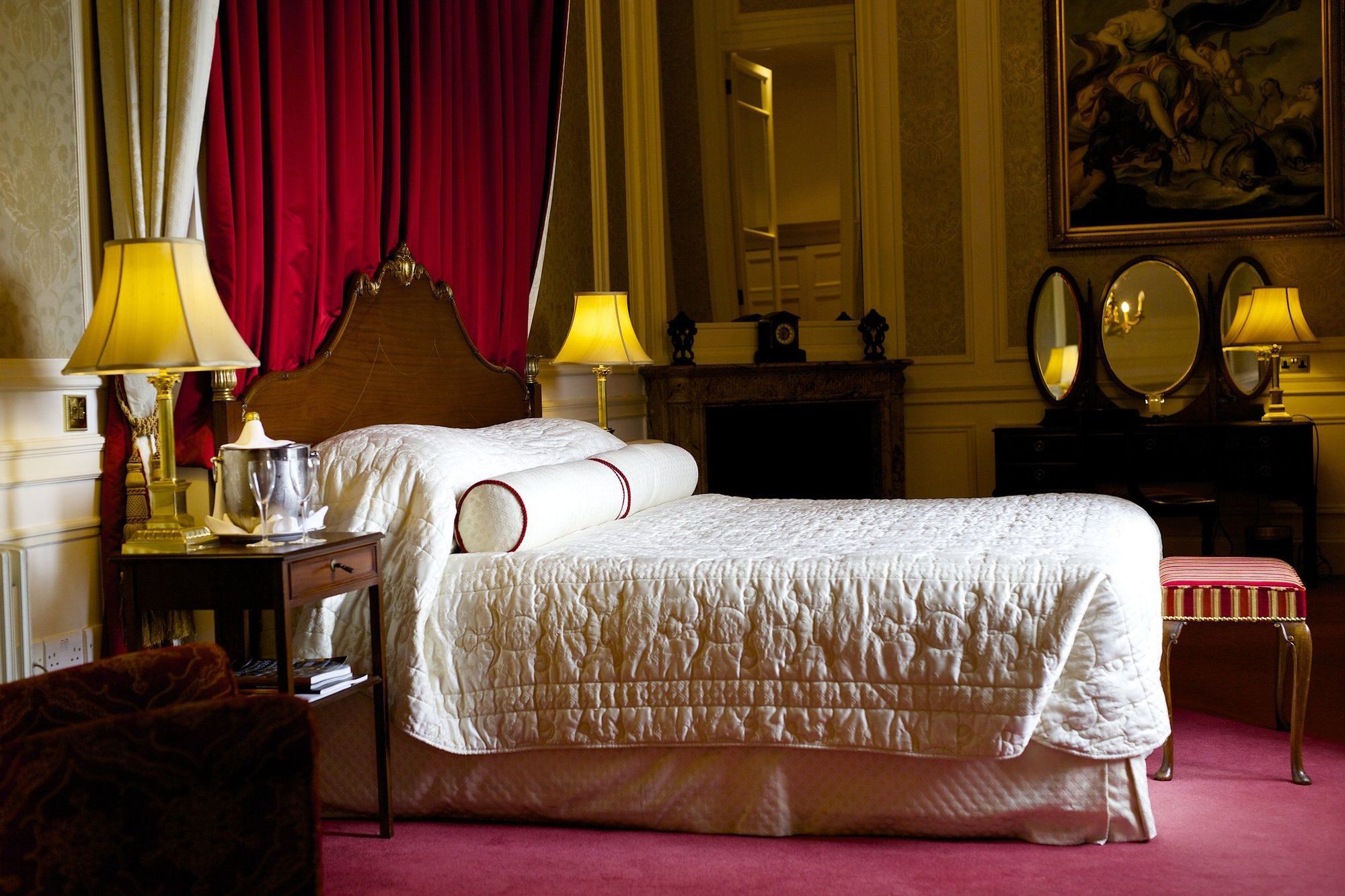Luton Hoo Hotel, Golf And Spa Exterior foto The bedroom of the Prince of Wales at Buckingham Palace